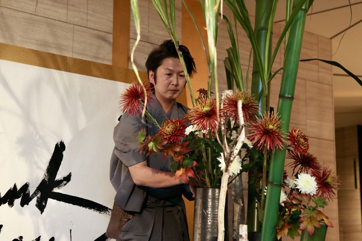 いけばなパフォーマンス 赤い花