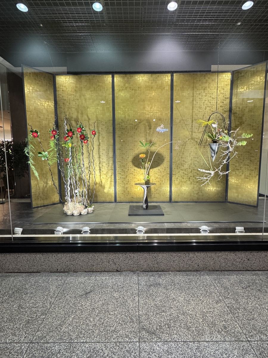 金屏風といけばな インスタレーション