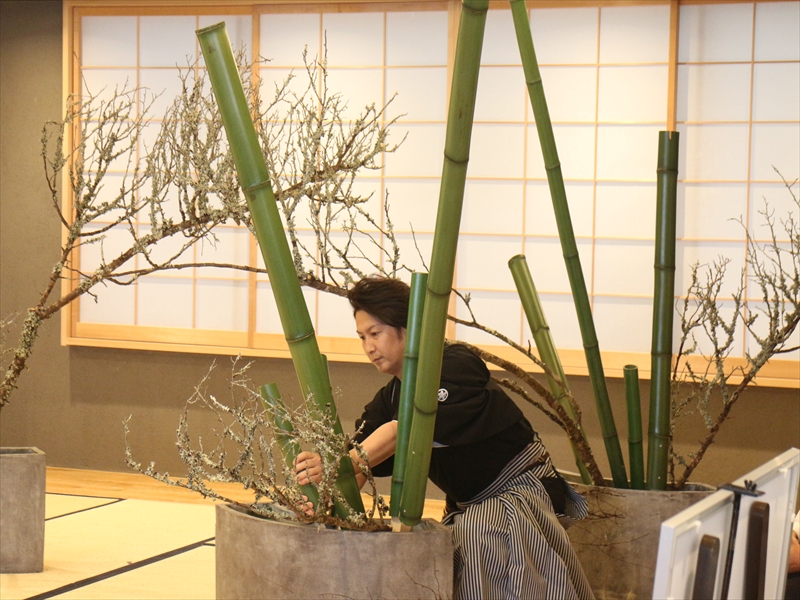 竹を使ったいけばな制作